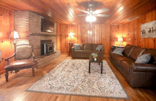 Clay Casa | Dream Acres Farm - 3 Bedrooms Kings/Queen/ Near Base