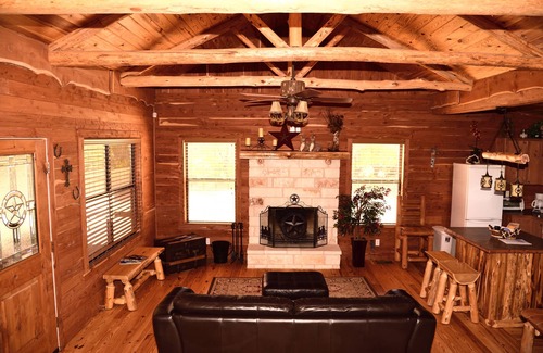Canyon Lake Cabina | Dream Away Cabin - Nueva Cedar Log Cabin - 2BR - 3 Acres - a pie de lago