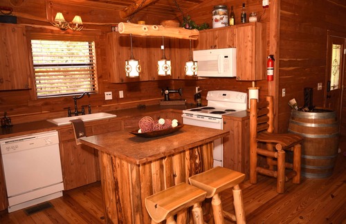 Canyon Lake Cabina | Dream Away Cabin - Nueva Cedar Log Cabin - 2BR - 3 Acres - a pie de lago