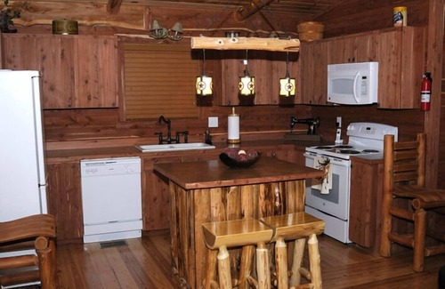 Canyon Lake Cabina | Dream Away Cabin - Nueva Cedar Log Cabin - 2BR - 3 Acres - a pie de lago