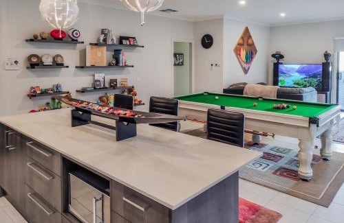 Clyde Casa | Dream Clyde Family Home Movie Theater and Pool Table