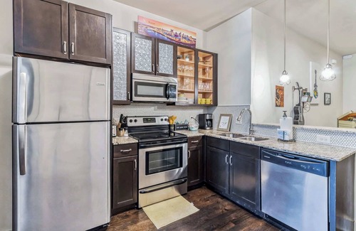 West End Condominio | Dream Condo in Desirable West End!