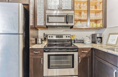 West End Condominio | Dream Condo in Desirable West End!