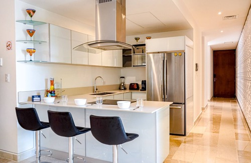 Gonzalo Guerrero Apartamento | Dream getaway near the beach and city with pool, balcony, gym, fast WiFi & W/D