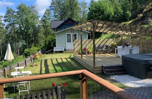 Flemingsberg Casa | Dream house by the lake, 30 min by car-Stockholm's center, 100 m-nature reserve.