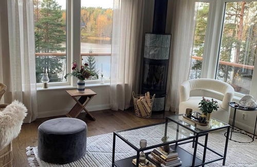 Flemingsberg Casa | Dream house by the lake, 30 min by car-Stockholm's center, 100 m-nature reserve.