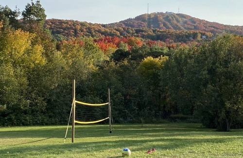 Bromont Cabaña | Casa de ensueño con vista a la montaña, jacuzzi y mesa de billar