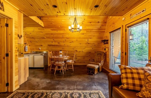 Dawson Cabina | Dream Maker Cabin w/Hot Tub - Sleeps 6