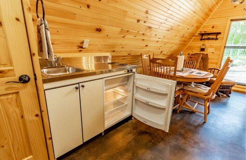 Dawson Cabina | Dream Maker Cabin w/Hot Tub - Sleeps 6