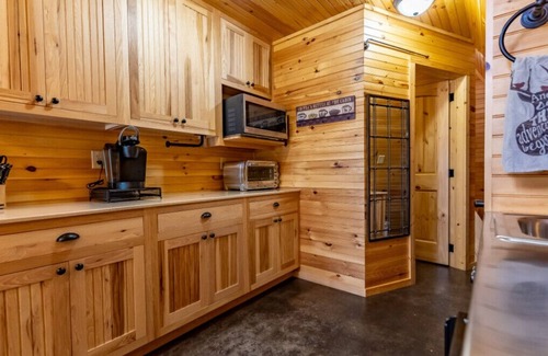 Dawson Cabina | Dream Maker Cabin w/Hot Tub - Sleeps 6
