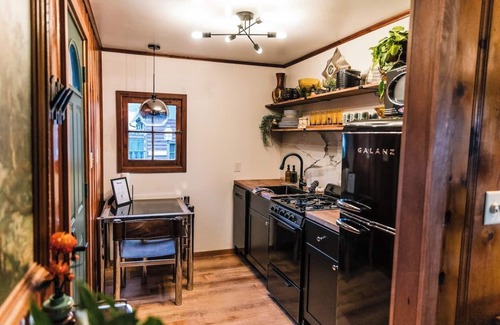 Bellevue Cabina | Riverview Cabin + Hot Tub w/ TV+ Pickleball Court