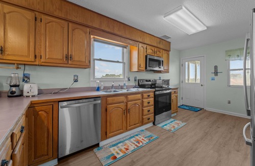 Waves Casa | Dream Oceanfront Getaway with Private Hot Tub, Full Kitchen, and WIFI | 5BR