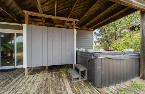 Waves Casa | Dream Oceanfront Getaway with Private Hot Tub, Full Kitchen, and WIFI | 5BR