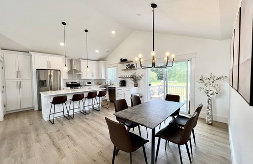 Traverse City Casa | Dream Palace, with Hot Tub, Game Room, Fire pit, 5BR-3BA, near Long Lake