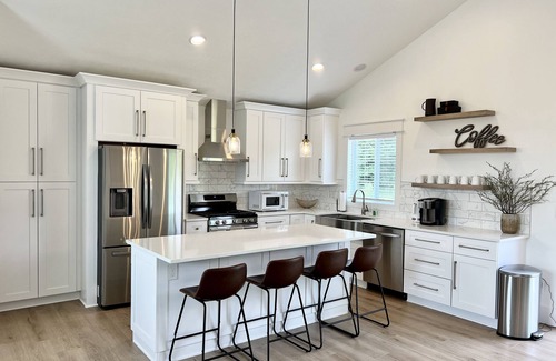 Traverse City Casa | Dream Palace, with Hot Tub, Game Room, Fire pit, 5BR-3BA, near Long Lake
