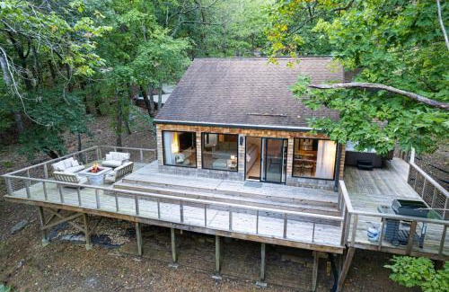 Mountain Creek Casa | Dream Retreat with Hot Tub, FirePit, Grill and only 15 min to Downtown Chattanooga