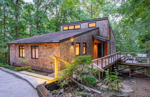 Mountain Creek Casa | Dream Retreat with Hot Tub, FirePit, Grill and only 15 min to Downtown Chattanooga