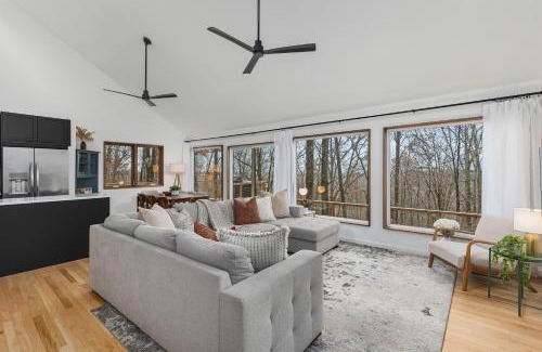 Mountain Creek Casa | Dream Retreat with Hot Tub, FirePit, Grill and only 15 min to Downtown Chattanooga