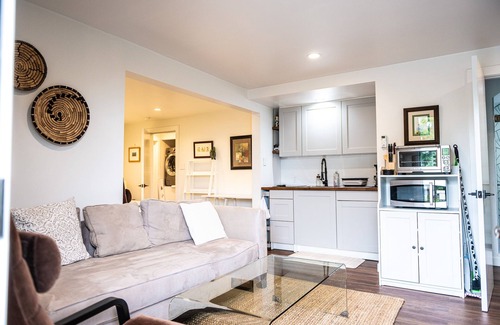 El Cerrito Apartamento | Dream studio with bay views, spacious walk-in closet, W/D & on-demand fireplace.