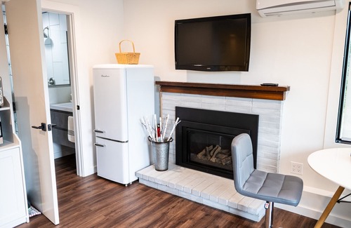 El Cerrito Apartamento | Dream studio with bay views, spacious walk-in closet, W/D & on-demand fireplace.