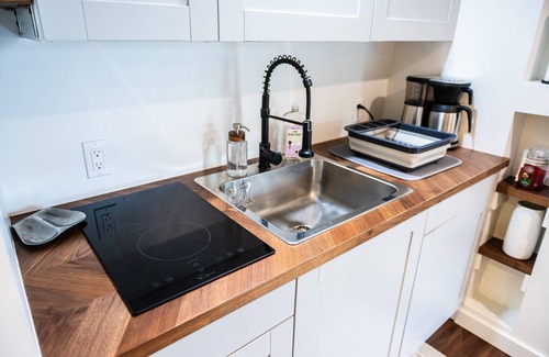 El Cerrito Apartamento | Dream studio with bay views, spacious walk-in closet, W/D & on-demand fireplace.