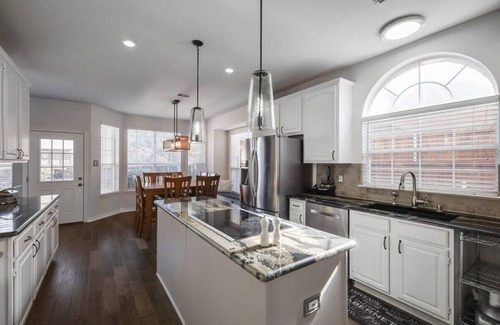 Plano Casa | Dream Vacay in Central Plano - Pool & Grill