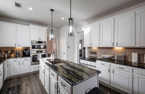 Plano Casa | Dream Vacay in Central Plano - Pool & Grill