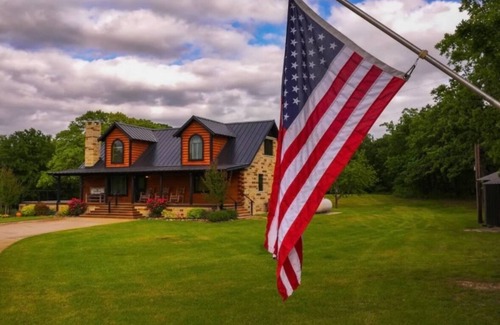 Myra Cabina | Dreamcatcher elite cabins and events 3BDR 2bth retreat in Saint jo TX