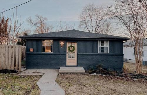 Lockeland Springs Apartamento | Dreami Stays East Nashville - 2BR Retreat with Cozy Patio and Mini Golf