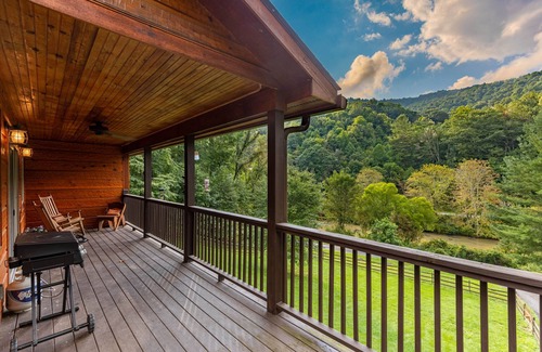 Todd Casa | Dreams and Streams -3BR on the New River, within walking distance to Wahoo's adventures.