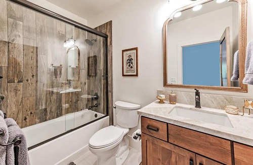 Truckee Casa | Dreams and Streams by Tahoe Mountain Properties