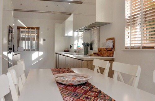 Bromley Common and Keston Cabaña | DREAMWOOD LODGE, pet friendly, with hot tub in Leaves Green