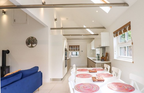 Bromley Common and Keston Cabaña | DREAMWOOD LODGE, pet friendly, with hot tub in Leaves Green