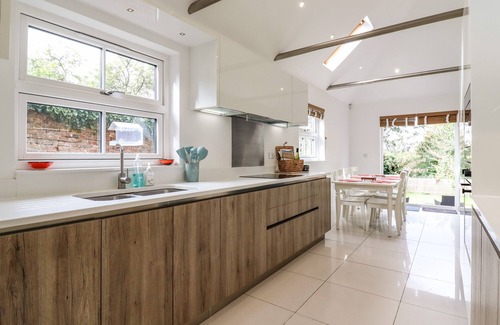 Bromley Common and Keston Cabaña | DREAMWOOD LODGE, pet friendly, with hot tub in Leaves Green