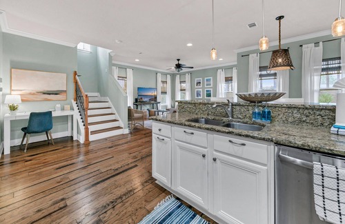 Treetop Casa | Dreamy Back Yard/Close to Beach and Restaurants