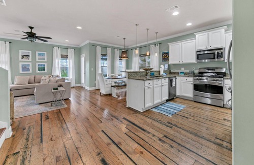 Treetop Casa | Dreamy Back Yard/Close to Beach and Restaurants