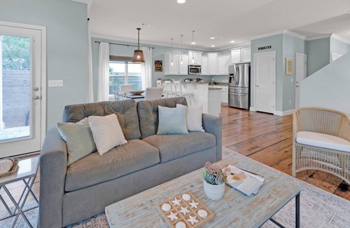Treetop Casa | Dreamy Back Yard/Close to Beach and Restaurants