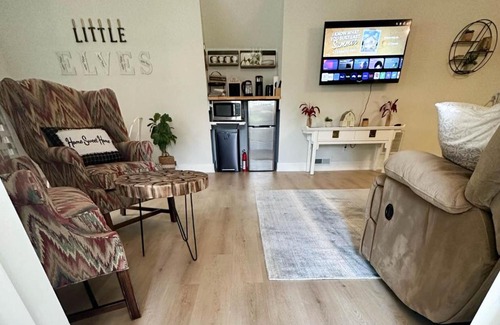 Sparta Apartamento | Dreamy Boho Remodeled Cottage with Mountain Views