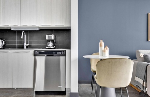 Wicker Park Apartamento | Dreamy Bucktown 1BR w/ BBQ, Roof & Outdoor firepit, by Blueground