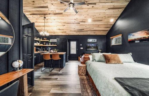 Sevierville Casa | Dreamy Cabin Near Gatlinburg Hot Tub Fire Pit Secluded and Cozy!