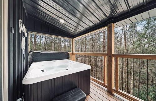 Sevierville Casa | Dreamy Cabin Near Gatlinburg Hot Tub Fire Pit Secluded and Cozy!