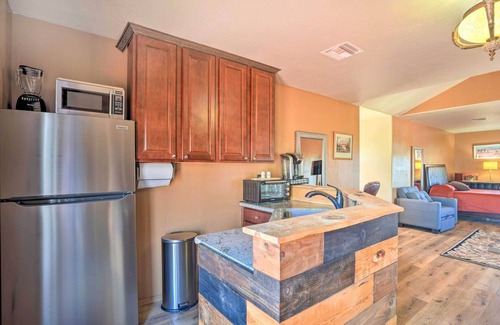 Desert View Apartamento | Dreamy Desert Studio w/ Deck + Pool Access!