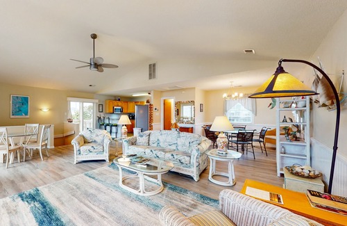 Frisco Casa | Dreamy dog-friendly getaway with ocean views, beach access, fast WiFi, and deck