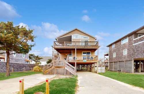 Frisco Casa | Dreamy dog-friendly getaway with ocean views, beach access, fast WiFi, and deck