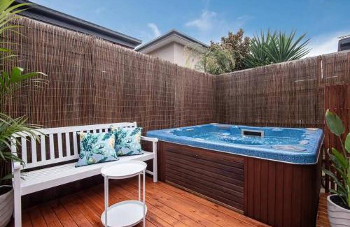 Dromana Casa | Dreamy Dromana Family Getaway - with Jacuzzi