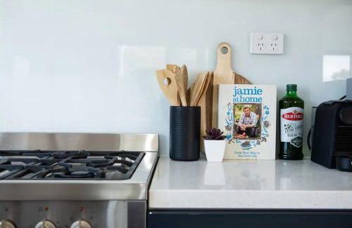 Dromana Casa | Dreamy Dromana Family Getaway - with Jacuzzi