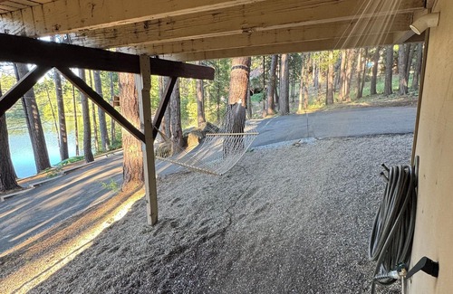 Glencoe Cabina | Dreamy Lake Front Lake Mont Cabin! AC & HotTub!