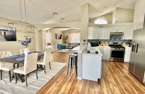 Crescent Lakes Casa | Dreamy Lakeview Villa with Heated Pool BBQ Family Friendly Near Disney