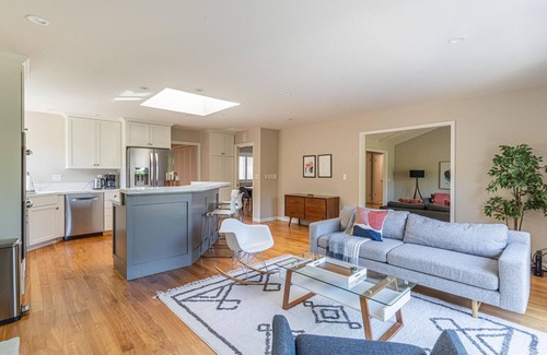 Waverly Park Casa | Dreamy Mountain View 4BR w/ Backyard & Vaulted Ceilings, by Blueground
