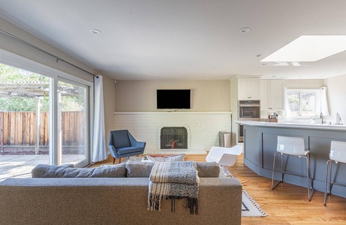 Waverly Park Casa | Dreamy Mountain View 4BR w/ Backyard & Vaulted Ceilings, by Blueground